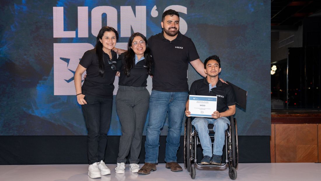 Equipo WIDDI recibiendo un reconocimiento